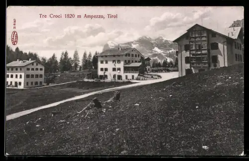 AK Ampezzo /Tirol, Tre Croci 1820 m, panorama montano con edifici e montagne sullo sfondo
