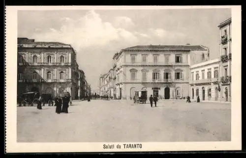 AK Taranto, Vista della piazza principale con edifici storici e passanti