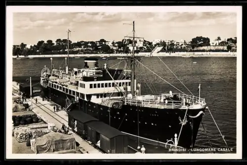 AK Brindisi /Lungomare Casale, Nave attraccata al molo con panorama della città sullo sfondo