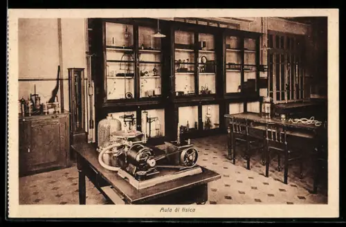 AK Torino, Aula di fisica al Collegio S. Giuseppe con attrezzature scientifiche e mobili in legno