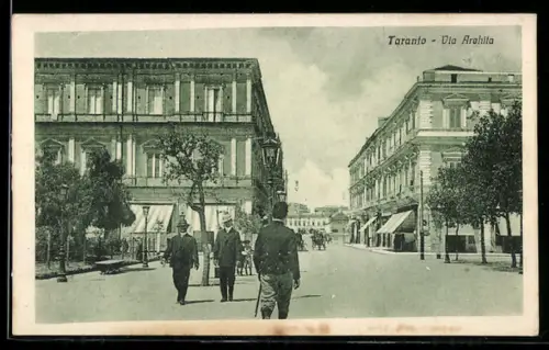 AK Taranto, Via Arehita con passanti e edifici storici