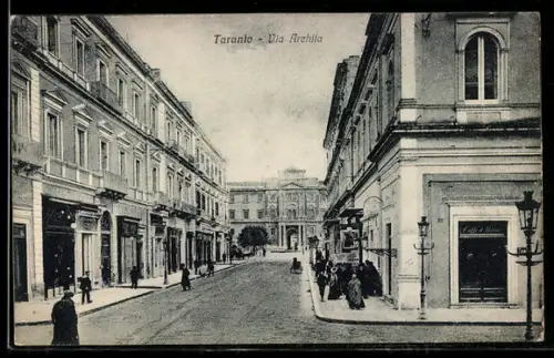AK Taranto, Via Arehita con edifici storici e passanti