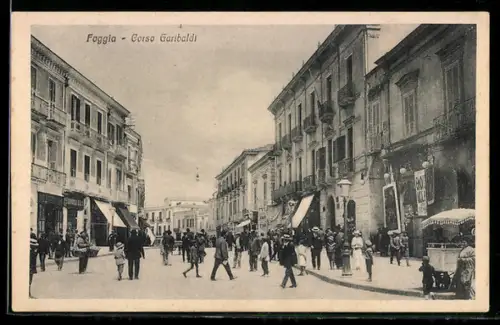 AK Foggia, Corso Garibaldi animato con passanti e negozi