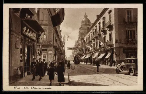 AK Bari, Via Vittorio Veneto con persone e automobile d`epoca