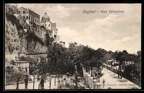AK Cagliari, Viale Terrapieno con vista sul paesaggio urbano e la vegetazione circostante