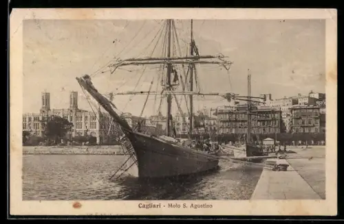 AK Cagliari, Molo S. Agostino con velieri e edifici storici sullo sfondo