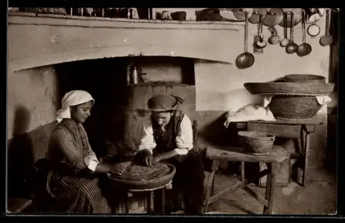 AK Cagliari, Visioni di Sardegna, Teulada, Interno rustico con due persone che lavorano in cucina tradizionale