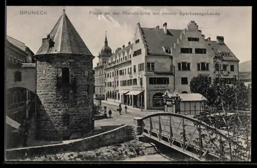 AK Bruneck, Parte an der Rienzbrücke mit neuem Sparkassagebäude, Turm, Strasse