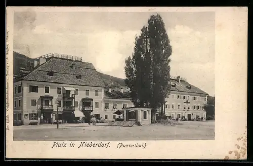 AK Niederdorf /Pusterthal, Vista del piazzale con edifici e alberi imponenti