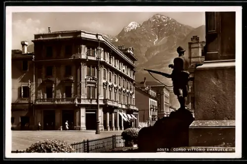 AK Aosta, Corso Vittorio Emanuele II con statua e montagne sullo sfondo