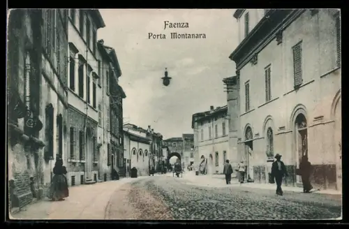 AK Faenza, Porta Montanara con strada acciottolata e passanti