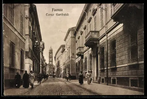 AK Faenza, Corso Garibaldi con passanti e edifici storici