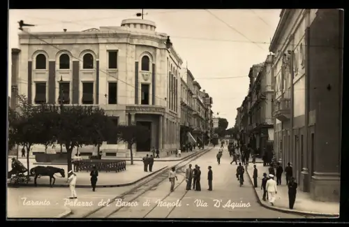 AK Taranto, Palazzo del Banco di Napoli, Via D`Aquino con carrozze e pedoni