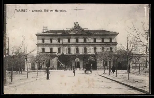 AK Taranto, Arsenale Militare Marittimo con persone e carrozza nella piazza antistante