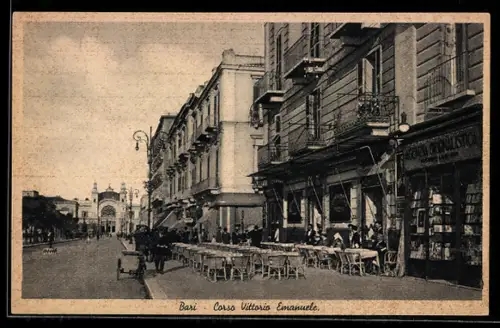 AK Bari, Corso Vittorio Emanuele con caffè all`aperto e negozi sul lato destro