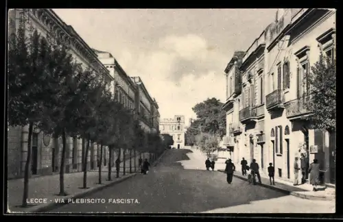 AK Lecce, Via Plebiscito Fascista con edifici storici e passanti