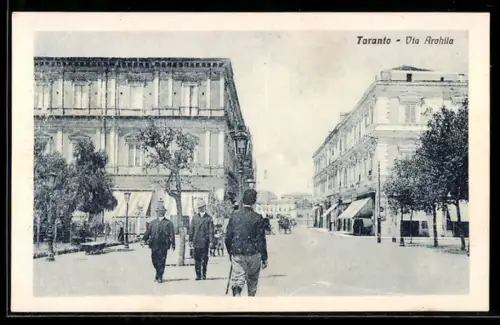 AK Taranto, Via Arehita con passanti e edifici storici ai lati