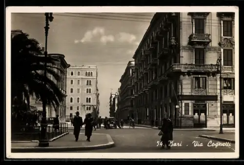 AK Bari, Via Cognetti con passanti e palazzi storici
