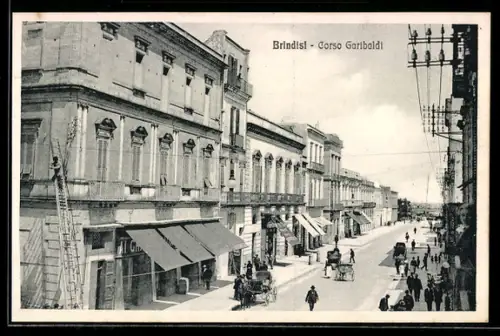 AK Brindisi, Corso Garibaldi con persone e carrozze sul viale