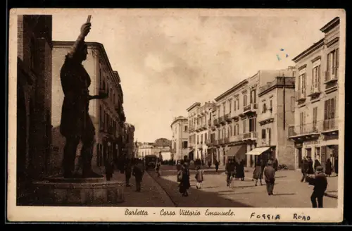 AK Barletta, Corso Vittorio Emanuele con statua e passanti