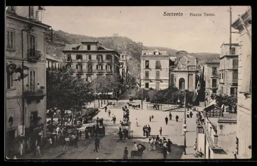AK Sorrento, Piazza Tasso con persone e edifici storici sullo sfondo