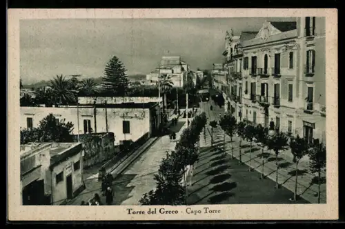 AK Torre del Greco, Capo Torre, Vista della strada alberata con edifici storici e montagne sullo sfondo