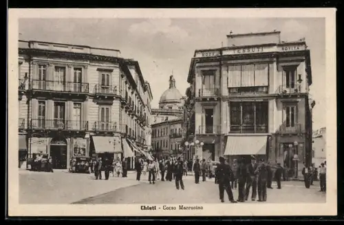 AK Chieti, Corso Marrucino con edifici storici e passanti