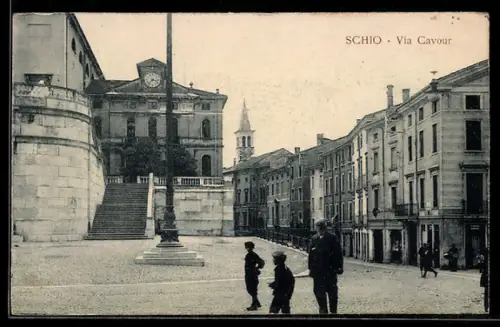 AK Schio, Via Cavour con vista sul palazzo e bambini in primo piano