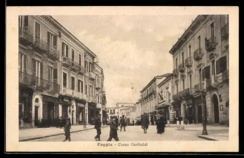 AK Foggia, Corso Garibaldi con passanti e edifici storici