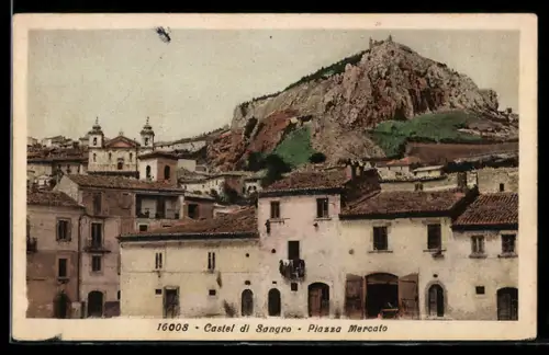 AK Castel di Sangro, Piazza Mercato con vista sul monte e case storiche