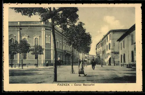 AK Faenza, Corso Baccarini con edifici storici e persone che passeggiano