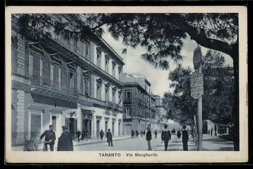 AK Taranto, Via Margherita con passanti e palazzi storici