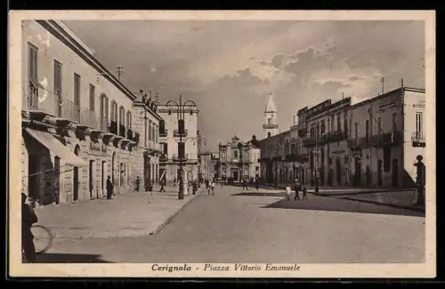 AK Cerignola, Piazza Vittorio Emanuele con edifici storici e passanti