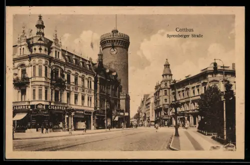 AK Cottbus, Spremberger Strasse mit Geschäften und Turm