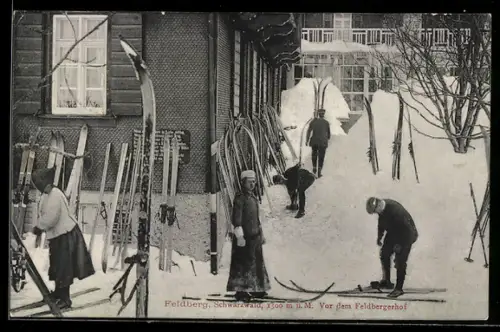 AK Feldberg /Schwarzwald, Hotel Feldbergerhof mit Skifahrern im Winter