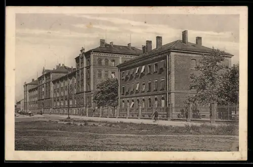 AK Augsburg, Infanterie-Kaserne mit Strassenpartie