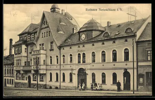 AK Netzschkau i. V., Rathaus mit Strassenpartie