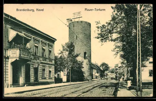 AK Brandenburg /Havel, Plauer Torturm, Strassenansicht