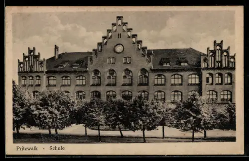 AK Pritzwalk, Frontalansicht der Schule