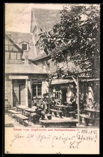 AK Sachsenhausen, Apfelweinlokal mit Gästen im Hof