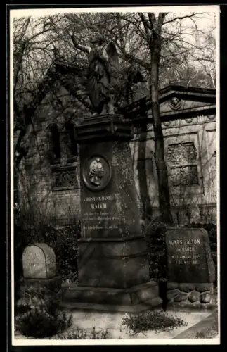 Foto-AK Berlin, Grab Christian Daniel Rauch, Dorotheenstädtischer Friedhof in der Chausseestrasse