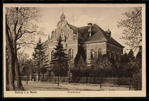 AK Belzig i. Mark., Kreishaus in der Aussenansicht mit Gartenanlage