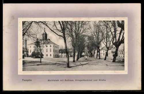 AK Templin, Partie am Marktplatz mit Rathaus, Kriegerdenkmal und Kirche