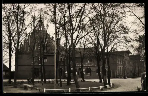 AK Wittenberge, Postamt am Bahnhof in der Aussenansicht mit Parkanlage