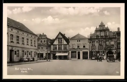 AK Bad Luckau /N.-L., Partie am Markt mit Gasthaus Zum weissen Ross und Fleischergeschäft Fritz Klaschke