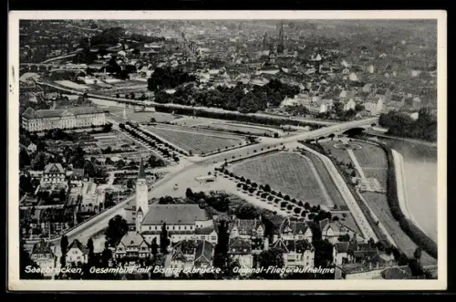 AK Saarbrücken, Gesamtansicht mit Bismarckbrücke, Fliegeraufnahme