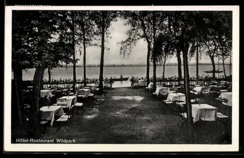 AK Mellensee bei Zossen, Hotel-Restaurant Wildpark, Bes. L. Riedel, Garten mit Blick auf den See