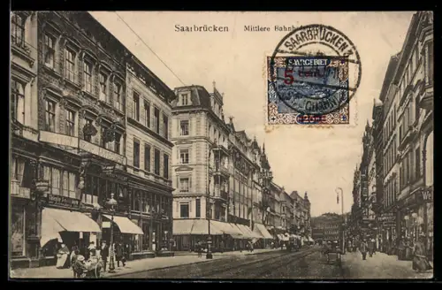 AK Saarbrücken, Mittlere Bahnhofstrasse mit Geschäften und Passanten