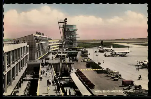 AK Wien, Flughafen Schwechat, Beladung von Flugzeugen auf dem Vorfeld