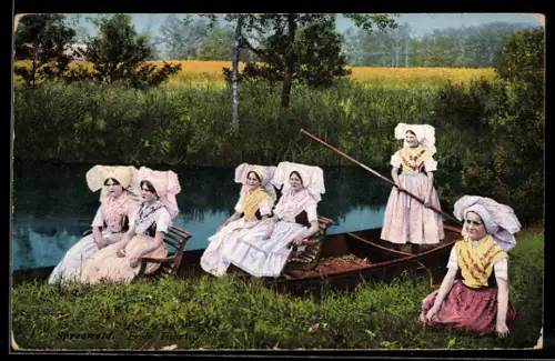 AK Spreewald, Frauen in Trachten auf einem Ruderboot